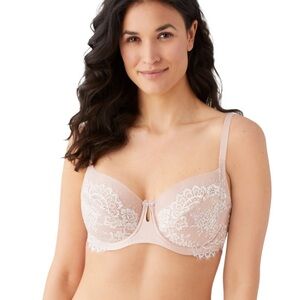 EUC WACOAL Center Stage Underwire Lace Feminine Bra